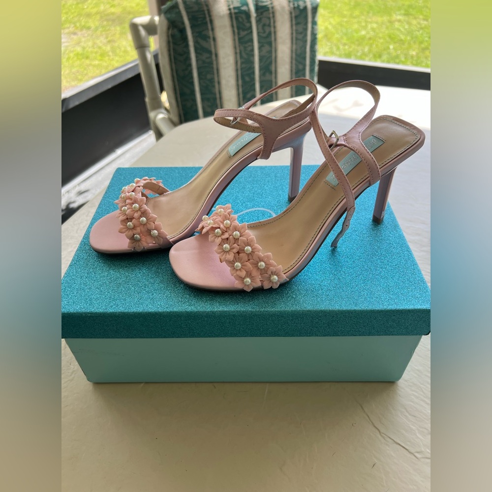 NEW IN BOX Betsy Johnson Heels